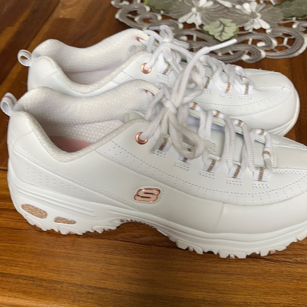 White Skechers D’Lites sneakers